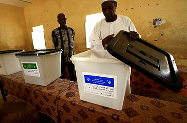 بعض مراكز الإقتراع في السودان عانت من ضعف إقبال الناخبين