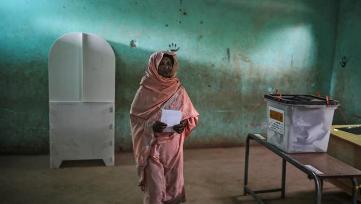 A Sudanese woman casts her ballot on the first day of Sudan's presidential and legislative elections in Izba, an impoverished neighbourhood on the outskirts of Khartoum, on 13 April 2015 (Photo: AP/Mosa'ab Elshamy)