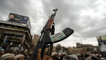 A Shi'ite Muslim rebel holds up his weapon during a rally against air strikes in Sanaa on 26 March 2015 (Photo: Reuters/Khaled Abdullah)