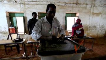 An official closes a ballot box following the end of elections in Khartoum on 16 April 2015 (Photo: Reuters/Mohamed Nureldin Abdallah)