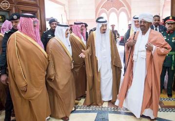 Sudanese president Omer Hassan al-Bashir (L) with Saudi officials during his visit to Saudi Arabia in March 2015 (SPA file photo)