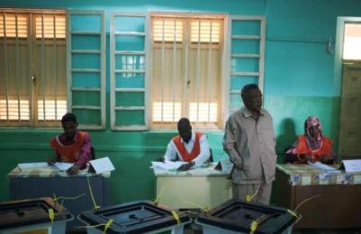 Election officials at a polling station on the first day of Sudan's presidential and legislative elections in Khartoum on 13 April 2015 (Photo: AP/Mosa'ab Elshamy)