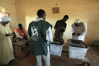 Polling staff and local observers seal ballot boxes on the last day of voting in Sudan's South Kordofan state on 4 May 2011 (Photo: Reuters)