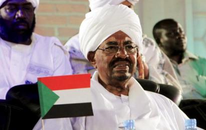 National Congress Party (NCP) leader and presidential candidate Omer Hassan al-Bashir holds a Sudanese flag during a campaign rally in Omdurman on 9 April 2015 (Photo: Reuters)