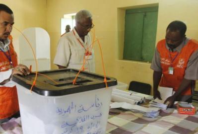 Sudanese electoral workers begin the process of counting votes for the presidential and legislative elections in Khartoum on 17 April 2015 (Photo: AP/Abd Raouf)