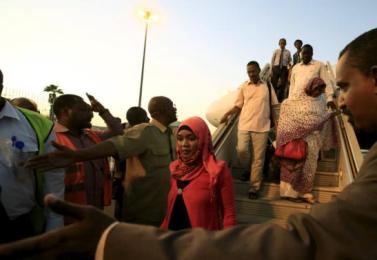 Sudanese evacuees from Yemen arrive at Khartoum international airport on 9 April 2015 (Photo: Reuters/-Mohamed Nureldin Abdallah)