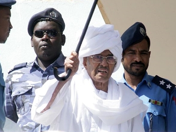 Sudanese opposition leader Farouk Abu Issa arrives at court for a hearing in his trial in Khartoum on 23 February 2015 (Photo: AFP/Ebrahim Hamid)