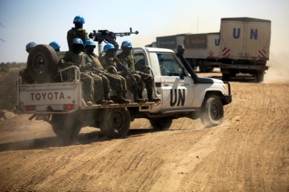 UNAMID peacekeepers provide protection to WFP trucks during a 100km road trip from El Fasher to Shangil Tobaya in North Darfur (Photo: UNAMID/Albert González Farran),