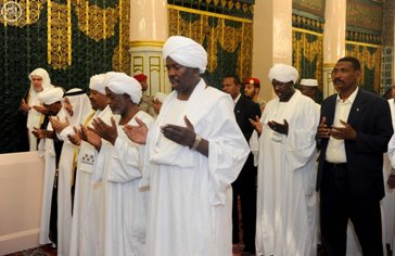 From R-L: Governor of North Kordofan Ahmed Haroun, foreign minister Ali Karti, presidential affairs minister Salah Wansi, unidentified Saudi official, president Omer Hassan al-Bashir at Prophet Mohammed mosque in Medina Saudi Arabia May 20, 2015 (Saudi Press Agency)