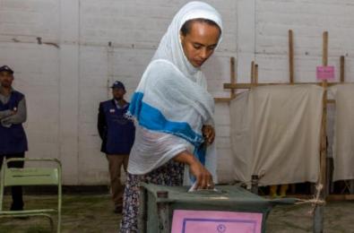 A woman casts her vote in Ethiopia's general election in Addis Ababa, Ethiopia, Sunday, May 24, 2015. (AP Photo)