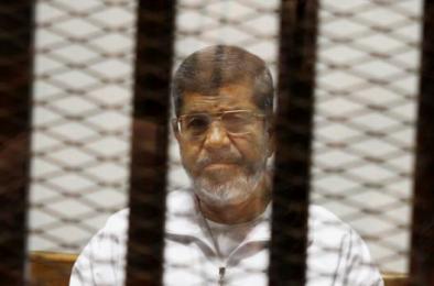 Egypt's ousted Islamist President Mohamed Morsi sits in a defendant cage in the Police Academy courthouse in Cairo, on 8 May 2014 (Photo AP/Tarek el-Gabbas)