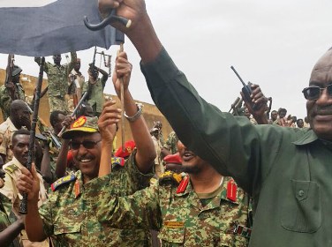 Defence minister Abdel Rahim Hussein (L) waves to his troops at his arrival to the headquaters of Division 14 in Kadugli on 6 May 2015 (photo SUNA)