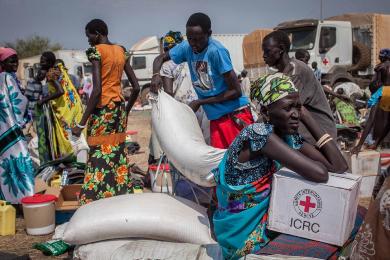 People receive food aid and other vital supplies from the International Committee of the Red Cross in South Sudan's Lakes state on 8 January 2014 (Photo: AFP/Nichole Sobecki)