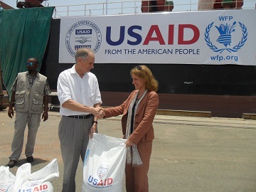 US charge d'affaires in Sudan Jerry Lanier (L) shaking hands with World Food Programme (WFP) official Margot VanderVelden in Port Sudan May 26, 2015 (ST)