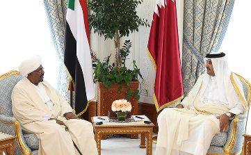 Sudanese president Omer Hassan al-Bashir (L) meeting with Qatar Emir Sheikh Tamim Bin Hamad al-Thani in Doha May 24, 2015 (QNA)