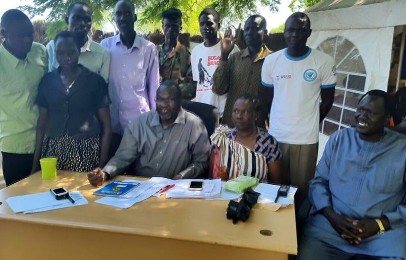 In this picture extended by the SPLM-IO, the leased aid workers from Juba pose with the rebel leader, Riek Machar, his wife Angelina Teny and l Ezekiel Lol Gatkuoth in Pagakon May 11, 2015 (ST)