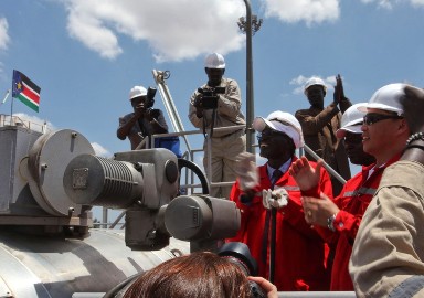 South Sudan's Petroleum and Mining Minister Stephen Dhieu Dau (3rd R) applauds as he restarts oil production in the main oil field in Palouge, on May 5, 2013.  (Reuters)