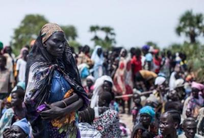 Thousands of people wait for food aid in the hot sun near the air drop zone in Leer, South Sudan, in July 2014 (Photo AFP/Nichole Sobecki)