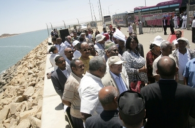 The visiting Ethiopian public delegation during a visit to Merowe Dam about 350 kilometres (220 mi) north of the capital Khartoum, on Sunday 10 May 2015. Tabitha Butrus, state minister of water resources and electricity accompanied the delegation  (Photo SUNA)