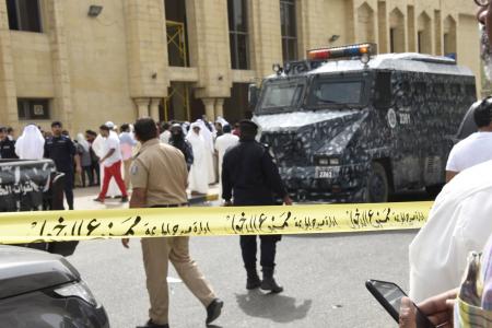 الشرطة تطوق مسجدا تعرض للتفجير بالعاصمة الكويت ـ الجمعة 26 يونيو 2015 (رويترز)