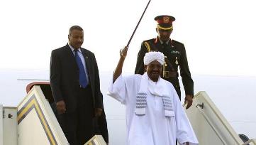 Sudanese President Omer Hassan al-Bashir salutes his supporters as he disembarks from the plane, after attending an African Union conference in Johannesburg South Africa, at the airport in the capital Khartoum, Sudan June 15, 2015 (REUTERS)