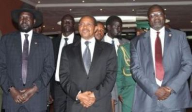 South Sudanese president Salva Kiir (L), Tanzanian president Jakaya Kikwete (C) and South Sudanese rebel leader Riek Machar (R) pose after meeting for talks on 20 October 2014 in the northern Tanzanian tourist town of Arusha (Photo: AFP)