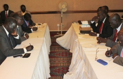 SPLM secretary-general Pagan Amum (2d-L) speaks during a meeting with the SPLM-IO leader (3th-R) in Nairobi on 25 June 2015 (ST Photo)