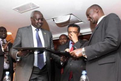 Government's top negotiator Nhial Deng Nhial (L) exchanges a signed ceasefire agreement with the head of the rebel delegation Taban Deng Gai Addis Ababa, ((Photo Reuters-Birahnu Sebsibe)