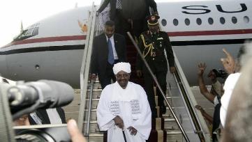 Sudanese President Omer HAssan al-Bashir arrives in Khartoum after a flight from Johannesburg on June 15, 2015 (AFP Photo/Ebrahim Hamid)