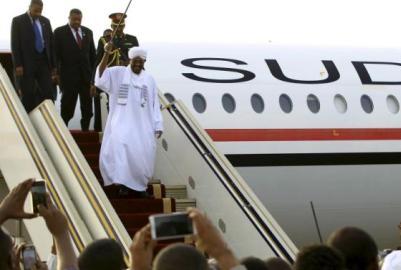 President Omer al-Bashir disembarks from the plane, after attending an AU conference in Johannesburg South Africa, at the Khartoum airport June 15, 2015. (Photo Reuters/ Mohamed Nureldin Abdallah)