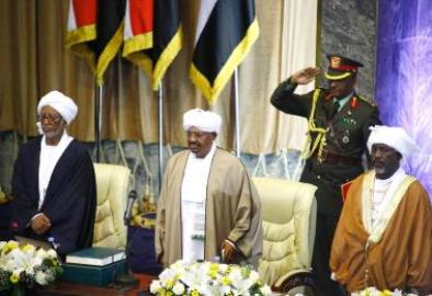 Surrounded by the speakers of the lower and upper houses Sudanese President Omer al-Bashir (centre) takes part in his swearing in ceremony for another term of five years at the parliament in Khartoum, on June 2, 2015 (AFP Photo/Ashraf Shazly)