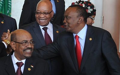 FILE - Sudanese president Omer Hassan al-Bashir flanked by Kenyan president Uhuru Kenyatta and South African leader Jacob Zuma (Reuters Photo)