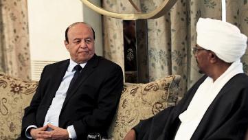 Yemen's President Abd-Rabbu Mansour Hadi interacts with Sudan's President Omer Hassan al-Bashir (R) at Khartoum August 29, 2015 (REUTERS/Mohamed Nureldin Abdallah)