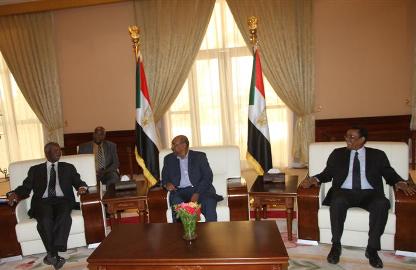 Sudanese President Omer al-Bashir (C) meets with AUHIP chief Thabo Mbeki on 3 August 2015 (L) while his presidential aide Mahmoud Ibrahim Hamid appears on the left (Photo SUNA)