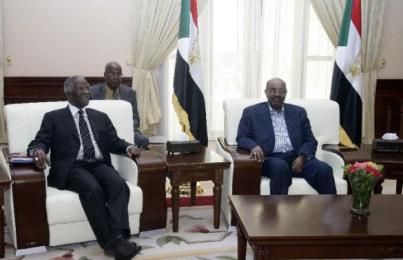 Former South African President Thabo Mbeki (L) meets with Sudanese President Omer al-Bashir at the new Presidential palace in Khartoum on August 3, 2015 (Photo AFP/Ebrahim Hamid)
