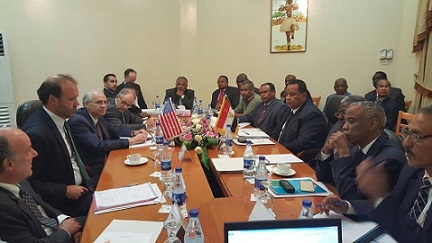 Sudan's FM Ibrahim Ghandour  (R- center) meets with the visiting U.S. special envoy Donald Booth in Khartoum on 26 August 2015 (Photo ST)
