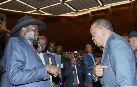 Kenyan president Uhuru Kenyatta trying to convince South Sudanese president Salva Kiir back to the hall and sign peace agreement with rebel leader Riek Machar in Addis Ababa, on July 17, 2015  (ST)