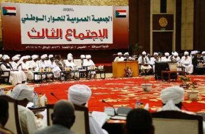 Members of the national dialogue general assembly and President Omer al-Bashir attend the third session of the internal process in Khartoum on August 20, 2015 (Photo AFP/Ashraf Shazly)