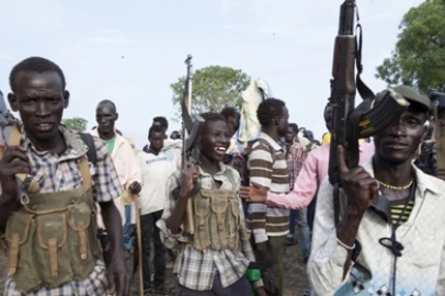 Members of the White Army, a South Sudanese anti-government militia, attend a rally in Nasir on April 14, 2014. (Photo AFP/Zacharias Abubeker)