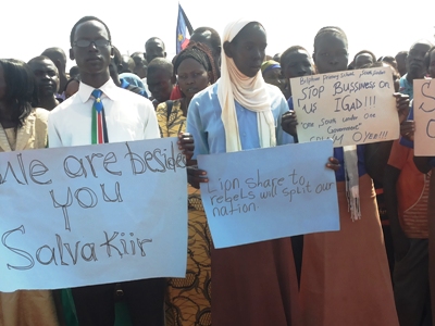 The protestors at the UN gate in Wau, July 4, 2015 (ST)