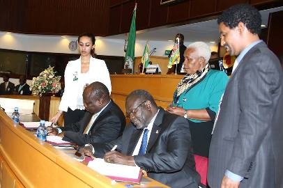 South Sudan's former vice president and opposition leader, Riek Machar, signs peace agreement together with SPLM SG Pagan Amum in Addis Ababa, on July 17 2015 (ST)