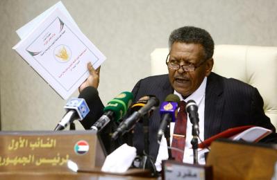 Sudanese vice-president Bakri Hassan Saleh gives a press conference in Khartoum on August 3, 2015 (Photo AFP/Ashraf Shazly)