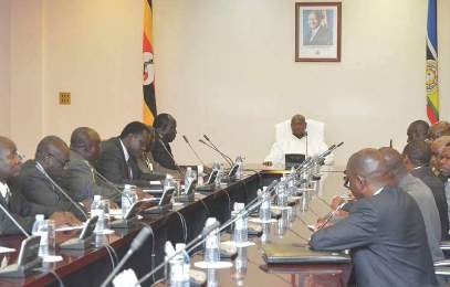 Ugandan president Yoweri Museveni chairs a meeting with SPLM-IO delegation (R) in Kampala, August 29, 2015 (Photo ST)