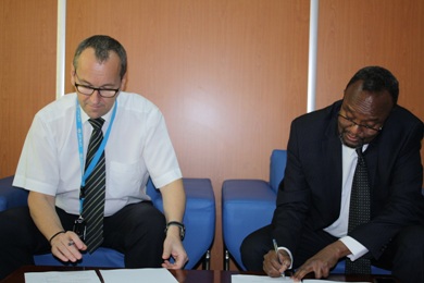 UNHCR Representative in Sudan Mr. Mohammed Adar (L) and UNICEF’s Representative in Sudan, Geert Cappelaere sign a cooperation and partnership agreement in Khartoum on 9 August 2015 (UNICEF Photo)