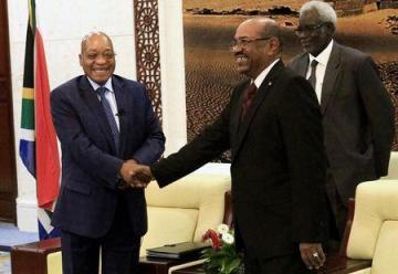 Sudan's President Omer Hassan al-Bashir greets his South African counterpart Jacob Zuma (L) at the Palace in Khartoum February 1, 2015 (REUTERS/ Mohamed Nureldin Abdallah)