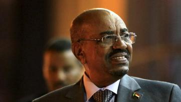 Sudan's President Omer Hassan al-Bashir waits to welcome Uganda's President Yoweri Museveni at Khartoum Airport September 15, 2015 (REUTERS/Mohamed Nureldin Abdallah)