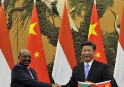Chinese President Xi Jinping (R) shakes hands with Sudanese President Omar al-Bashir during a signing ceremony at the Great Hall of the People in Beijing, China, September 1, 2015. (Photo Reuters/Parker Song)