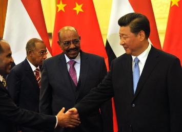 Sudanese President Omer al-Bashir (C) pictured with Chinese President Xi Jinping before their meeting at the Great Hall of the People in Beijing on September 1, 2015 (AFP Photo/Parker Song)
