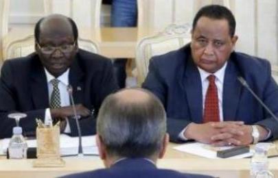 South Sudanese Foreign Minister Barnaba Marial Benjamin (L) meets with Sudanese counterpart Ibrahim Ghandour (R) for talks under mediation of Russian Foreign Minister Sergei Lavrov in Moscow, Russia, September 10, 2015 (Photo Reuters/Maxim Shemetov)