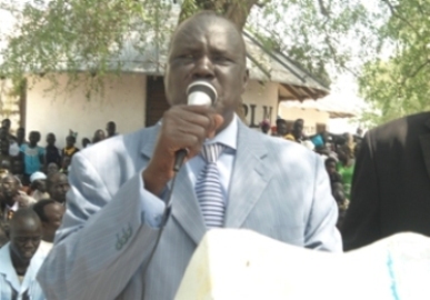 The commissioner of Twic East County, Dau Akoi Jurkuch, addresssing the public celebrating the first anniversary of South Sudan’s independence in Panyagoor, 9 July 2012 (ST Photo)
